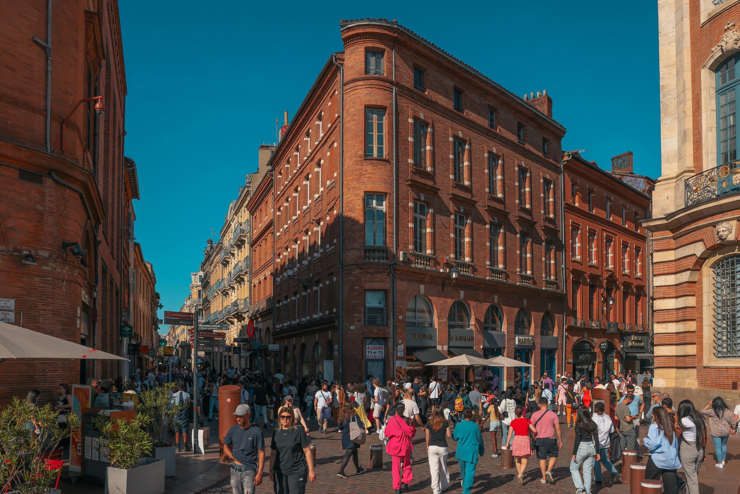 Scène de rue vibrante à Toulouse