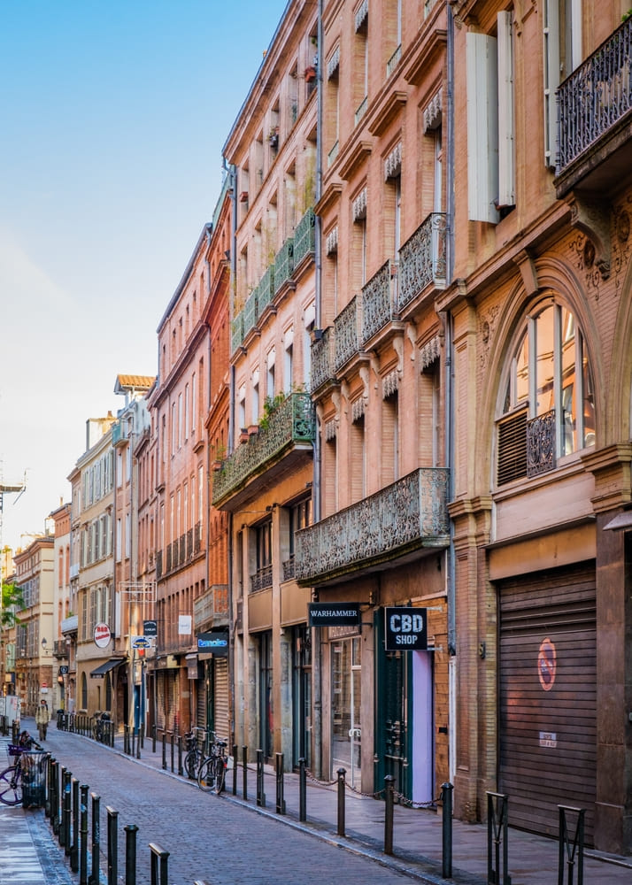 Façade briques des maison dans la rue de Toulouse.