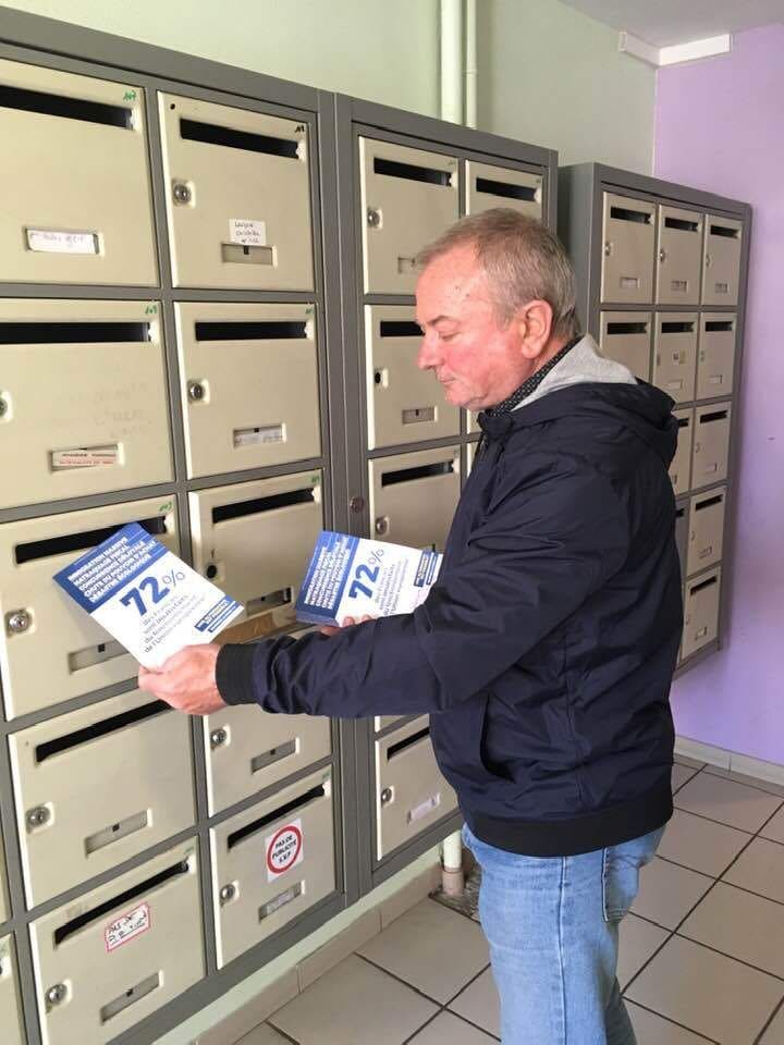 Un homme sur une grille de boîte aux lettres.